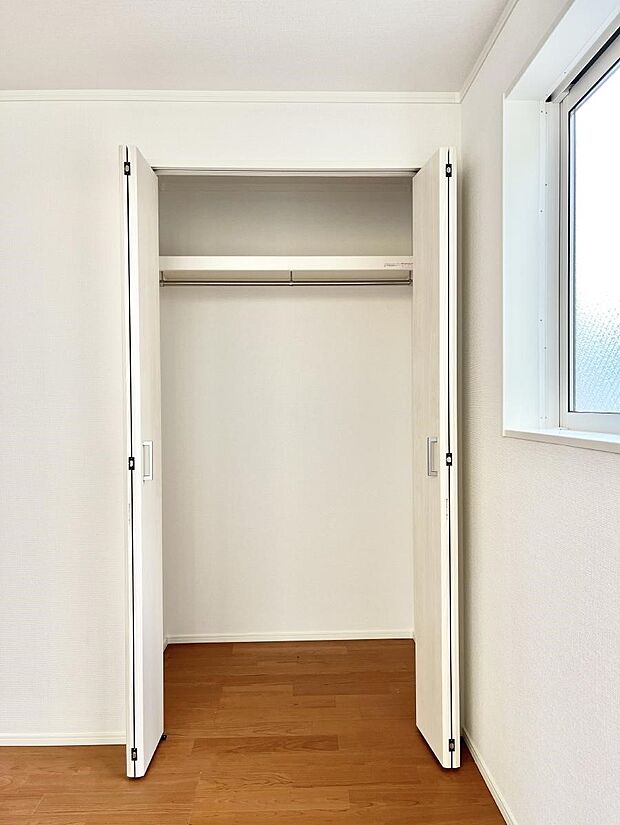 〜Closet〜 壁面クローゼットがあればタンスを置く必要がなく、出っ張りのないスッキリ空間を維持できます。限られたスペースを有効に活用できそう。季節の衣類や趣味の品などたっぷり収納出来ますね♪