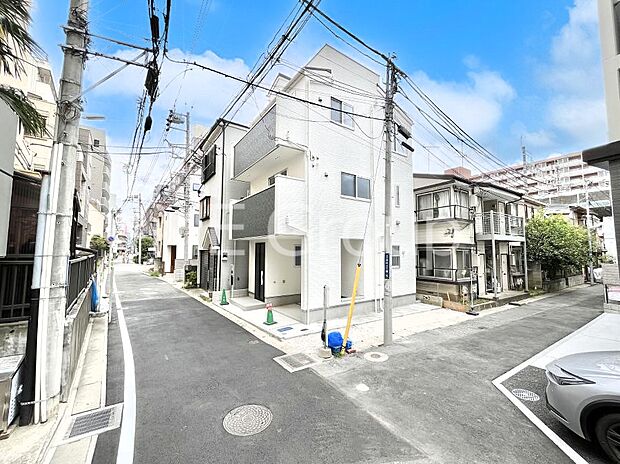 〜Exterior〜 前面道路: 北 4.12m 公道、西 1.9m 公道 住宅地になっているので車量も少なく、静かな立地です。子育て環境も良好です♪♪周辺環境もあわせてご案内させて頂きます。