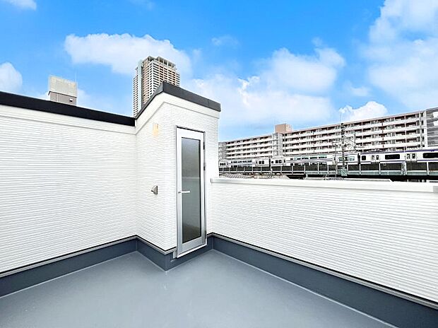 〜Balcony〜 バルコニーで開放感を感じながら読書をして過ごしたり、仲のいい友人と集まってランチ会を開いたり…。日々の暮らしがちょっと潤い、理想の暮らしを実現できそうですね!