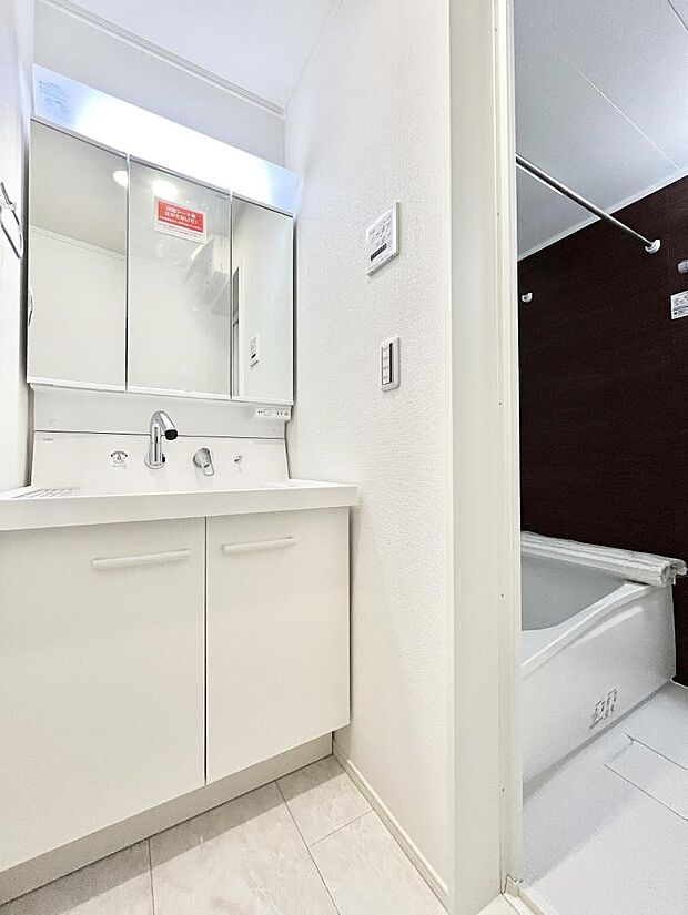 〜Dressing Room〜 明るく清潔感溢れるパウダールーム。毎日使う場所だからこそ、快適な空間となっております。シャンプードレッサーを採用しておりますので、朝シャンも手軽に出来ます。