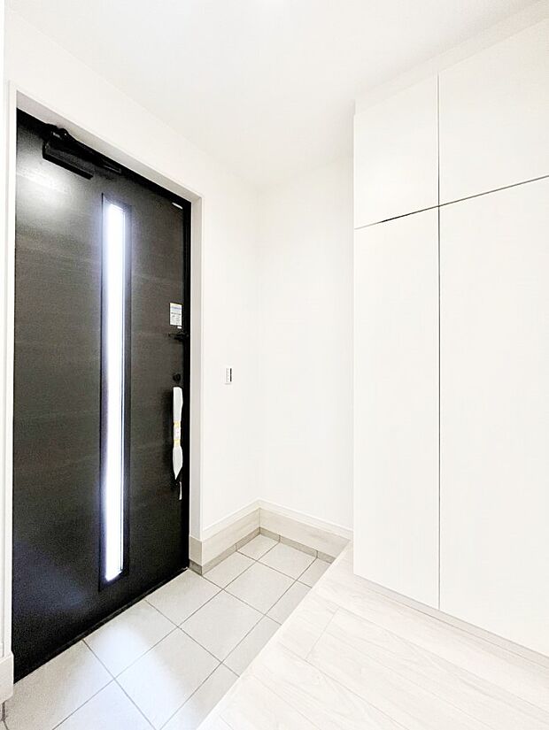 〜Entrance〜　家の中でお客様を迎える最初の場所である玄関は、家の印象そのものです！豊富な玄関収納で、常に綺麗に保つことが出来ます♪玄関にはたっぷり収納の下駄箱を完備！