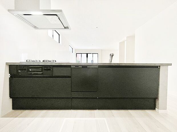 〜Kitchen〜　会話が弾むリビング、料理が愉しくなるキッチン。家は、ただ生活する場ではなく、暮らしを愉しく、快適にする場所。笑顔の毎日、安らぎの日々のために、最新の設備・仕様を採用。