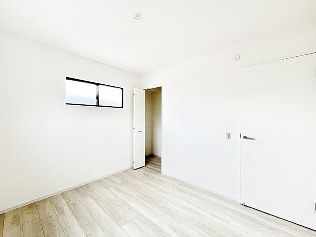 〜Bed Room〜　子供部屋はお子様にとって大変重な役割があります。子供一人で過ごす空間を与えることで、宿題や勉強時間も自然と増えまた自ら部屋の片付けや掃除なども促すことに繋がります。