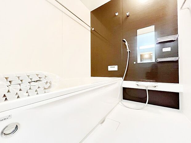 〜Bath Room〜　落ち着いた雰囲気の浴室で明日に向けてリフレッシュ。浴室乾燥機能も付いているので隣の洗濯機置き場で洗い上がった洗濯物を、雨の日も天気を気にせず乾燥させることも可能です。
