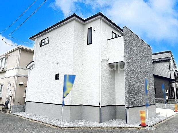 〜Exterior〜　四季を通じて自然と触れ合えるスポットが周辺にたくさん！お散歩やジョギング、週末の遊びに最適です。  目の前に広がる開放感とゆとり、暮らしの夢を育む理想の住まいがここにございます。