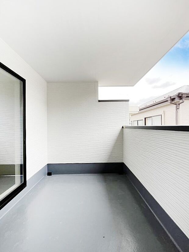 〜Balcony〜  バルコニーは温かい陽がさしこみ、お布団や洗濯物を気持ちよく干すことができます。  使いやすく開放的なバルコニーです♪陽ざしがたっぷり降り注ぐ、バルコニー付き住まい。  