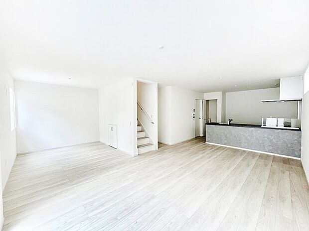 〜Living〜　リビングに階段のある間取りです♪家族のコミュニケーションがスムーズに取れますね♪ゆとりある暮らしと心地よい住環境が紡ぐ贅沢な時間をご家族みんなでお過ごし下さい。