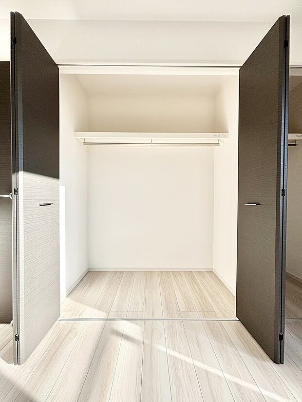 〜Closet〜　壁面クローゼットがあればタンスを置く必要がなく、出っ張りのないスッキリ空間を維持できます。限られたスペースを有効に活用できそう。季節の衣類や趣味の品などたっぷり収納出来ますね♪