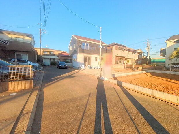 〜Exterior〜 前面道路:北西 5m 私道 前面道路は閑静な住宅地をはしる車通りの少ない道路。駐車の出し入れもらくらくです!ご不明点・現地見学のご希望は、お気軽にお問い合わせください!