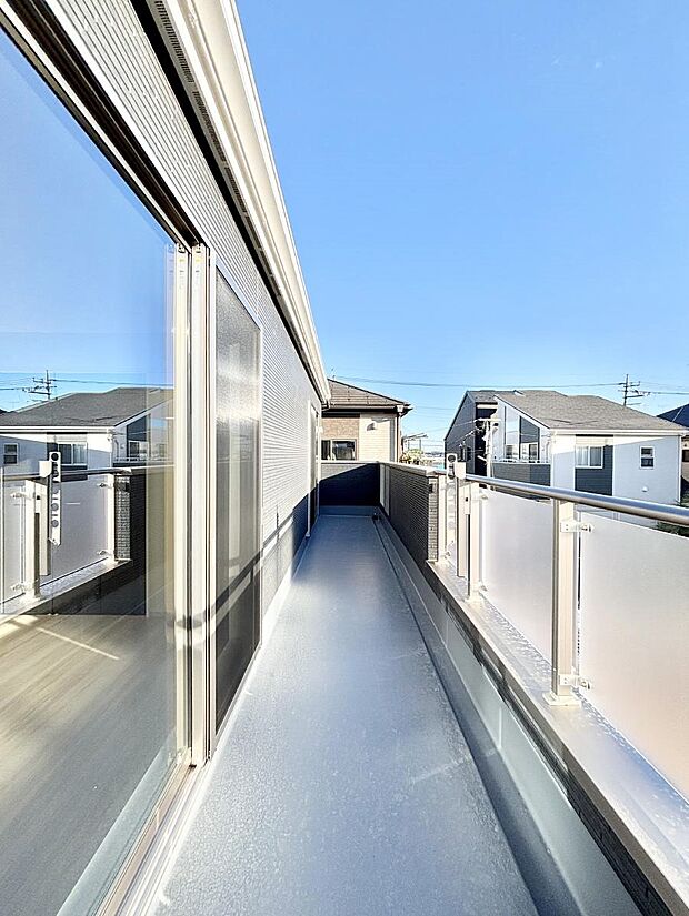 〜Balcony〜  バルコニーは温かい陽がさしこみ、お布団や洗濯物を気持ちよく干すことができます。  使いやすく開放的なバルコニーです♪陽ざしがたっぷり降り注ぐ、バルコニー付き住まい。  