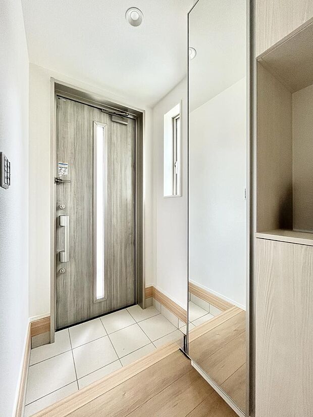 ◆3号棟◆〜Entrance〜　玄関は家の顔といわれますが我が家のセンスをさりげなく感じさせる魅力ある玄関造りも楽しみの一つ。帰宅する度に家族がほっとできる心地よい空間造りも大切ですね♪