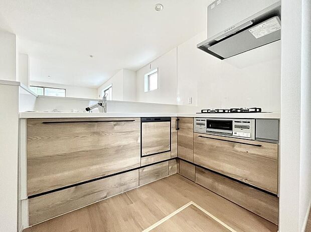 ◆3号棟◆〜Kitchen〜　動線が短く、手早く作業できるＬ型キッチン。コーナーにスパイス類を置いてスッキリと♪ゆったりとしたキッチンコーナーは質感豊かな仕上がりとなっております。  