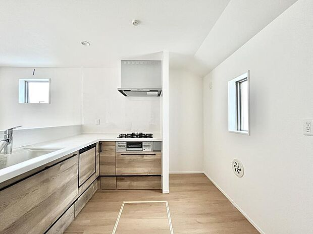 ◆3号棟◆〜Kitchen〜　会話が弾むリビング、料理が愉しくなるキッチン。家は、ただ生活する場ではなく、暮らしを愉しく、快適にする場所。笑顔の毎日、安らぎの日々のために、最新の設備・仕様を採用。