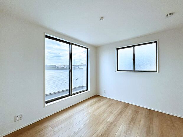 ◆3号棟◆〜Bed Room〜　2面採光を確保した明るい室内は、風通しも良く、大変居心地の良い空間となっております。爽やかな風を感じて起きる朝は、快適生活の始まりに！日当たりや通風がとても良い住まい♪