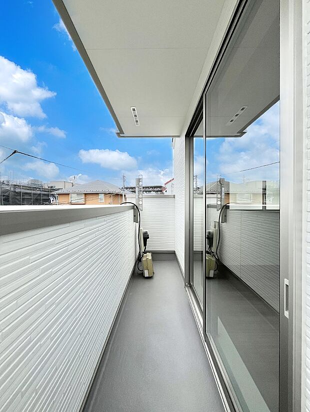 ◆3号棟◆〜Balcony〜　大きな空に囲まれた気持ちのいい家。バルコニーを覗くだけで圧倒的な開放感に包まれます。バルコニーは陽がさしこみお布団や洗濯物を気持ちよく干すことができます。