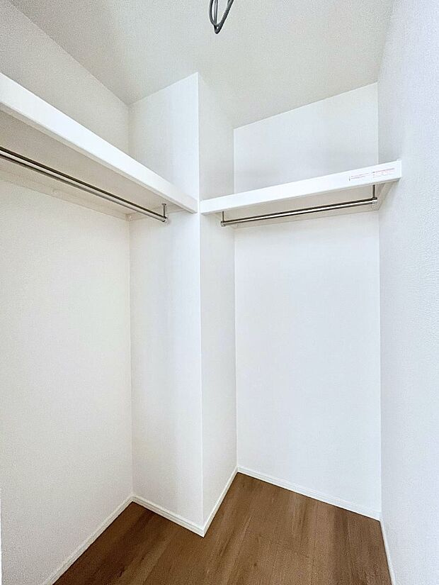 ◆3号棟◆〜Walk-in Closet〜　たくさんの洋服をかけてもシワになりにくいウォークインクローゼット。洋服以外にも、普段使わない家電やスーツケース、ストック品など何でも片付く嬉しい空間です。