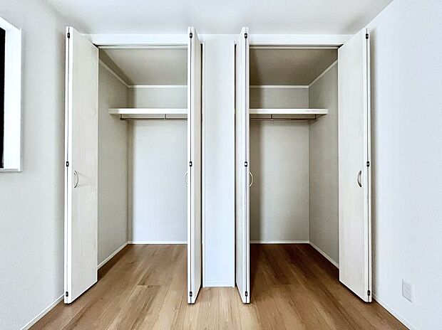 洋室のクローゼット。奥行きがあるので厚手の衣類もすっきり収まります。