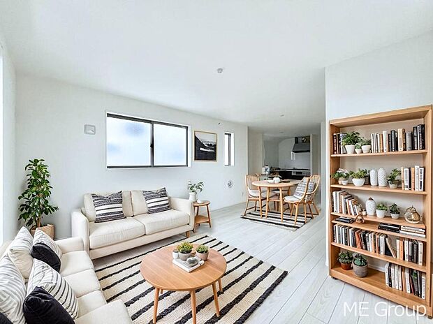 ご家族の賑やかな話し声で包まれる明るいリビング  ※家具はCGです