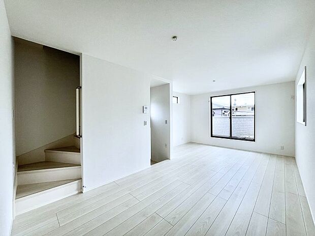 明るい陽光が注ぎ、寛ぎの雰囲気に満たされるリビング・ダイニング。 