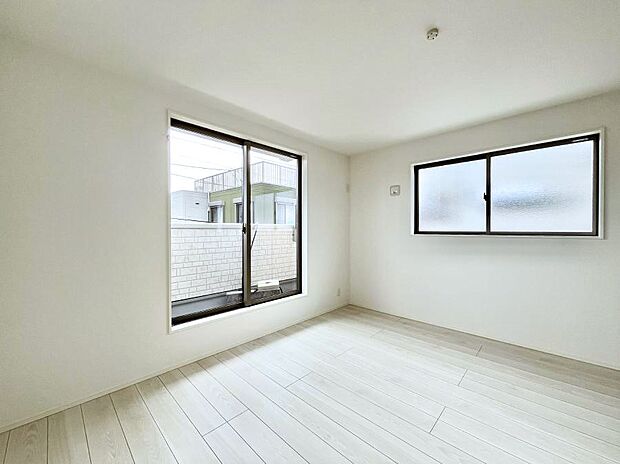 明るいバルコニーサイドに洋室を設置。目覚めの良い寝室に。 