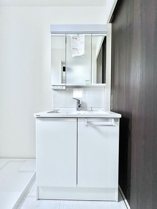 大きく見やすい三面鏡で清潔感ある洗面台は、身だしなみチェックや肌のお手入れにおすすめです。 