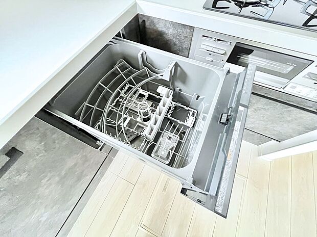 面倒なお片づけは食洗機にお任せ！家事の負担が減って、時間にも気持ちにもゆとりができます。