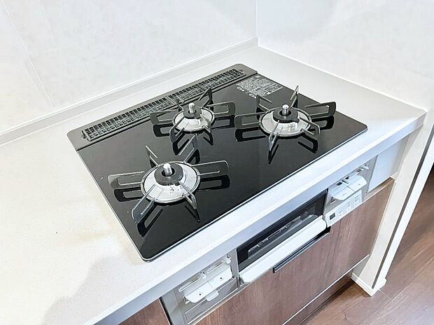 ガスコンロはＳｉセンサー搭載。火力調節や焦げ付き・消し忘れも防いでくれます。