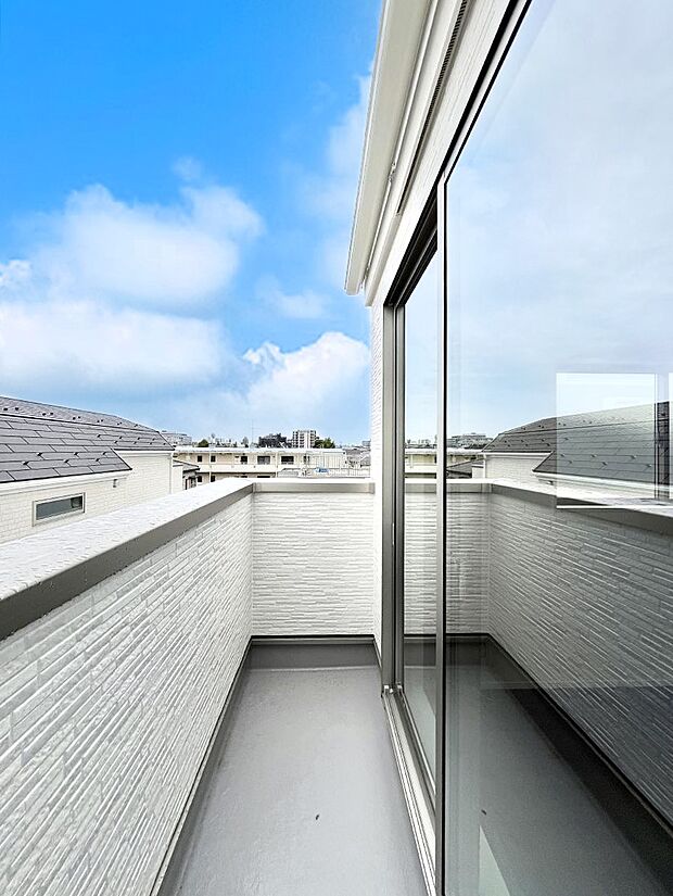 バルコニーはうれしい2ヶ所付き。お洗濯物やお布団をたっぷり干せます。