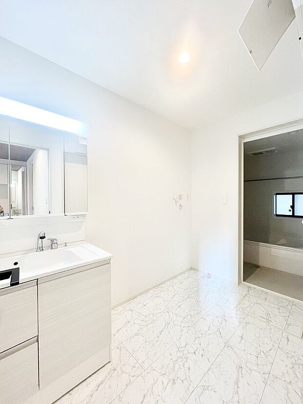 清潔感ある洗面化粧室で朝の身支度も快適