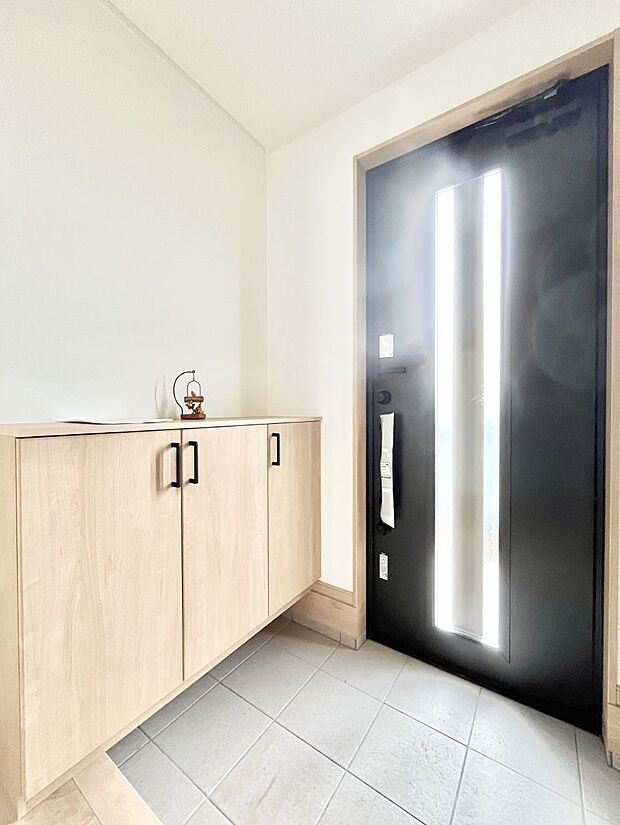 〜Entrance〜 玄関は家の顔といわれますが我が家のセンスをさりげなく感じさせる魅力ある玄関造りも楽しみの一つ。帰宅する度に家族がほっとできる心地よい空間造りも大切ですね♪