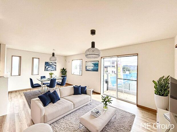 〜Living〜 家族の会話や笑顔が行き交うリビングです。子供が走ってる姿を見ながら、大きなソファやダイニングテーブルでゆったり食事をしたりくつろぎたい♪そんな夢が叶えられる空間です!※家具はCGです