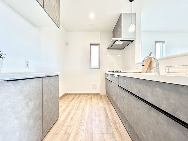 〜Kitchen〜　会話が弾むリビング、料理が愉しくなるキッチン。家は、ただ生活する場ではなく、暮らしを愉しく、快適にする場所。笑顔の毎日、安らぎの日々のために、最新の設備・仕様を採用。