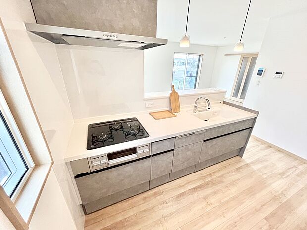 〜Kitchen〜 リビングが見渡せるカウンターキッチン。 料理をしながら家族とコミュニケーションをとれるだけでなく、大きな開放感も得ることができます。 お子様の成長も感じることができますね!