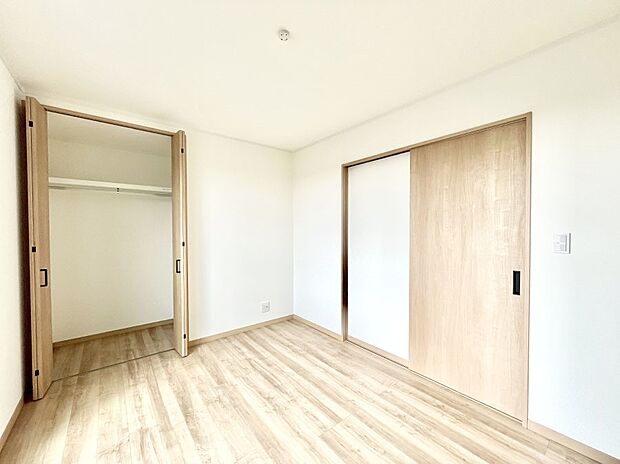 〜Bed Room〜 居室には収納クローゼットを完備!普段使いのお洋服や小物はもちろん、季節物のお洋服などもしっかりと整理整頓おしまい頂けます。 居室空間を広く使用できますね。