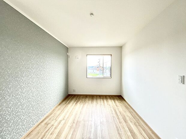 〜Bed Room〜 木の温もりがやさしいフローリングは安らぎをもたらすプライベート空間。明るめのフローリングですので、壁紙ともマッチし、お部屋を更に広く見せてくれる効果も。