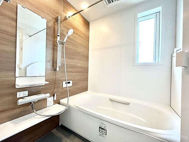 〜Bath Room〜　窓付きのバスルームは、採光もあり明るく気持ちの良い空間です。窓があることで、換気環境も良好。ゆったり寛げるバスルームで、毎日のバスタイムが楽しみになりそうです。