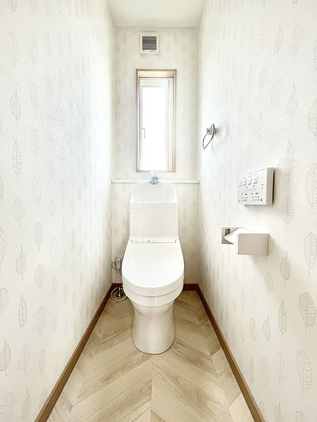 〜Toilet〜　清潔感のある水回り♪トイレはウォシュレット付きです◎トイレは毎日使わざるを得ないもの。いつも清潔を保ちたいですね。トイレが2ヶ所あるので朝の混雑時に便利です！