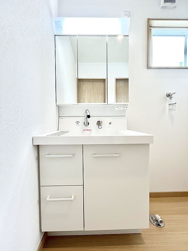 〜Dressing Room〜 暗くなりがちな洗面所も窓があると採光と換気が可能なので気持ちよくお使い頂けます。三面鏡タイプの洗面台は鏡裏収納で散らかりがちな洗面所もスッキリ♪