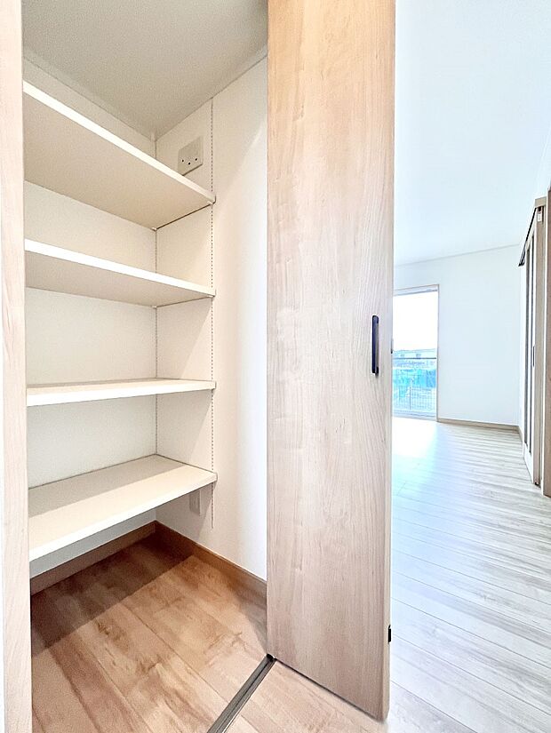 リビング収納。ここに収納があると物が集まるLDKがスッキリ片付きそうですね。