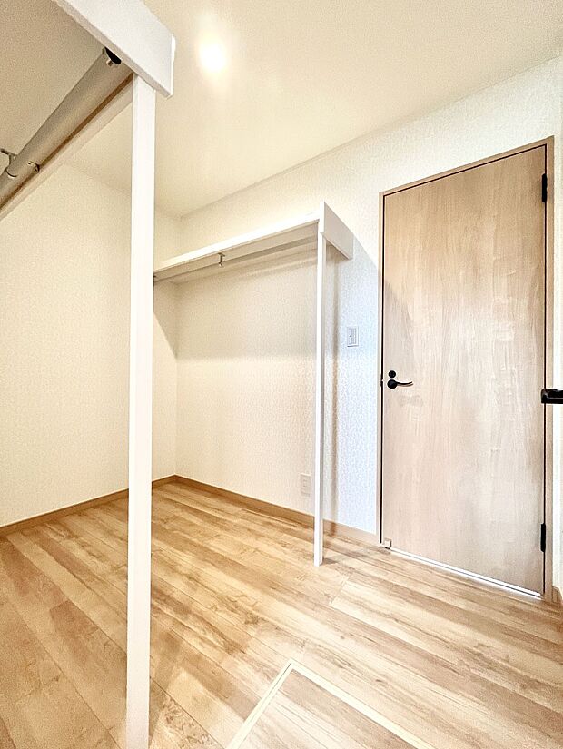 家族みんなの共有物を収納するのに便利なファミリークローク