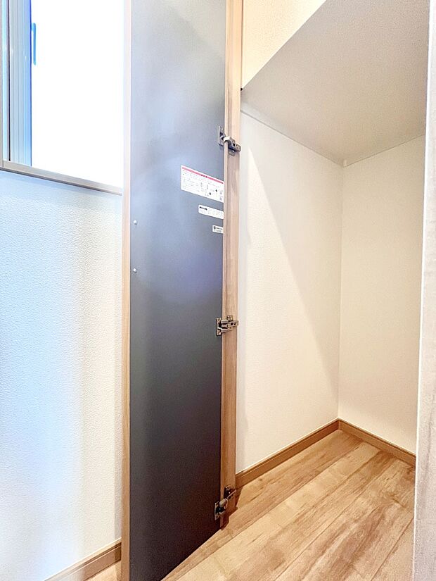 日用品のストックや水などの備蓄に使える階段下収納。