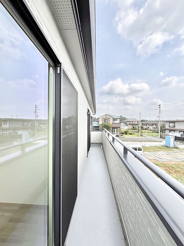 〜Balcony〜 大きな空に囲まれた気持ちのいい家。 バルコニーを覗くだけで圧倒的な開放感に包まれます。 バルコニーは陽がさしこみお布団や洗濯物を気持ちよく干すことができます。