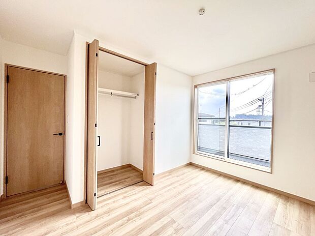 〜Bed Room〜 バルコニーからの採光で朝もスッキリ目が覚めそうですね!穏やかな光が差し込む室内には、穏やかな時間が流れます。休日には、落ち着いた空間で自分の趣味を楽しむのはいかがですか。