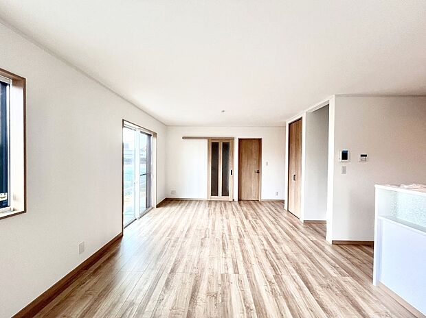 ~Living~ 豊かな陽光がこの場所を照らしだす。光溢れるこの空間はみんなの笑顔が集う場所、時を忘れ、つきることのないたわいもない会話を楽しむ時間、たくさんの思いが綴られる場所。