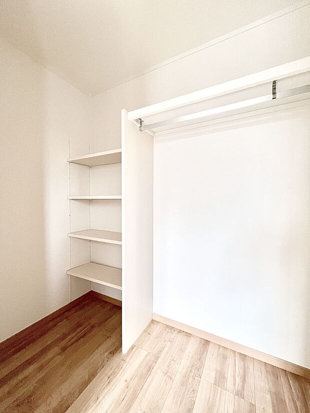 〜Walk-in Closet〜　必要なものやコーディネートを一覧して確認でき、身支度や準備が短時間で済むウォークインクローゼットを設置しました。家の中をすっきりとさせる便利な収納スペースです。