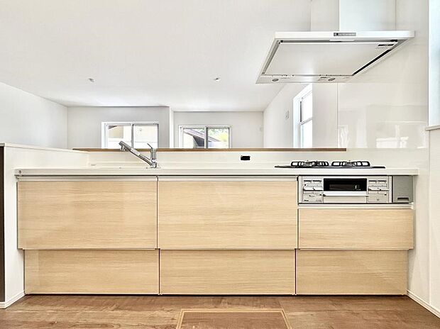 ◆6号棟◆~Kitchen~ 自然光が入る窓のあるキッチン☆毎日使う場所だからこそ、使い勝手を考慮しました。ゆったりとしたキッチンコーナーは質感豊かな仕上がりとなっております。