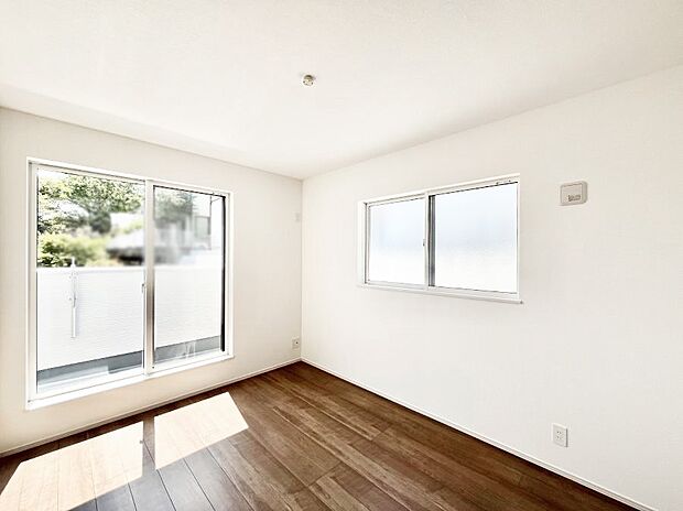 ◆6号棟◆~Bed Room~ 2面採光を確保した明るい室内は、風通しも良く、大変居心地の良い空間となっております。爽やかな風を感じて起きる朝は、快適生活の始まりに!日当たりや通風がとても良い住まい♪