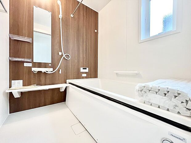 ◆6号棟◆~Bath Room~ 窓付きのバスルームは、採光もあり明るく気持ちの良い空間です。窓があることで、換気環境も良好。ゆったり寛げるバスルームで、毎日のバスタイムが楽しみになりそうです。