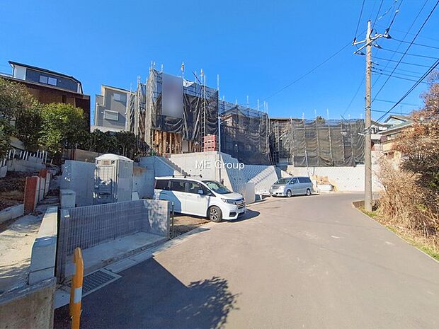 〜Exterior〜 前面道路:南東 6m 公道 前面道路は閑静な住宅地をはしる車通りの少ない道路。駐車の出し入れもらくらくです!ご不明点・現地見学のご希望は、お気軽にお問い合わせください!