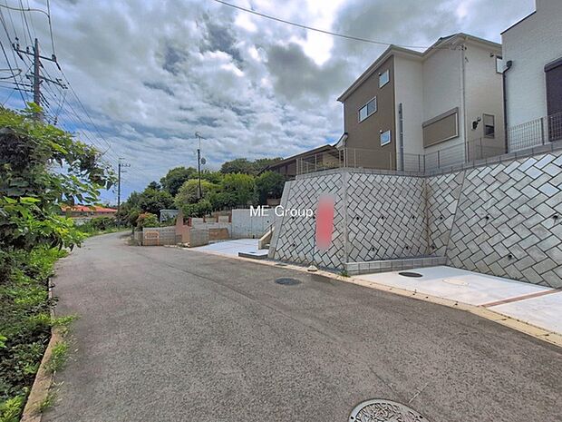 ~Exterior~ 前面道路:南東 6m 公道 前面道路は閑静な住宅地をはしる車通りの少ない道路。駐車の出し入れもらくらくです!ご不明点・現地見学のご希望は、お気軽にお問い合わせください!